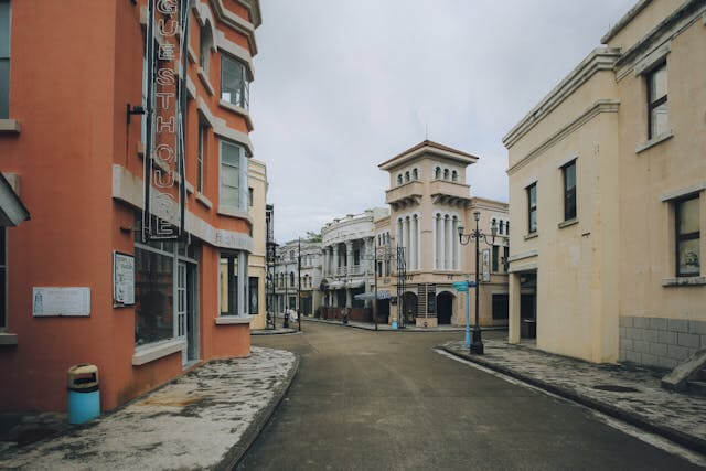 https://placehold.co/400x300/F472B6/FFFFFF?text=Guest House